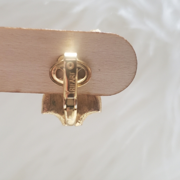 Gold Crowned Trifari Clip-on Bow  Earrings - Picture 4 of 6